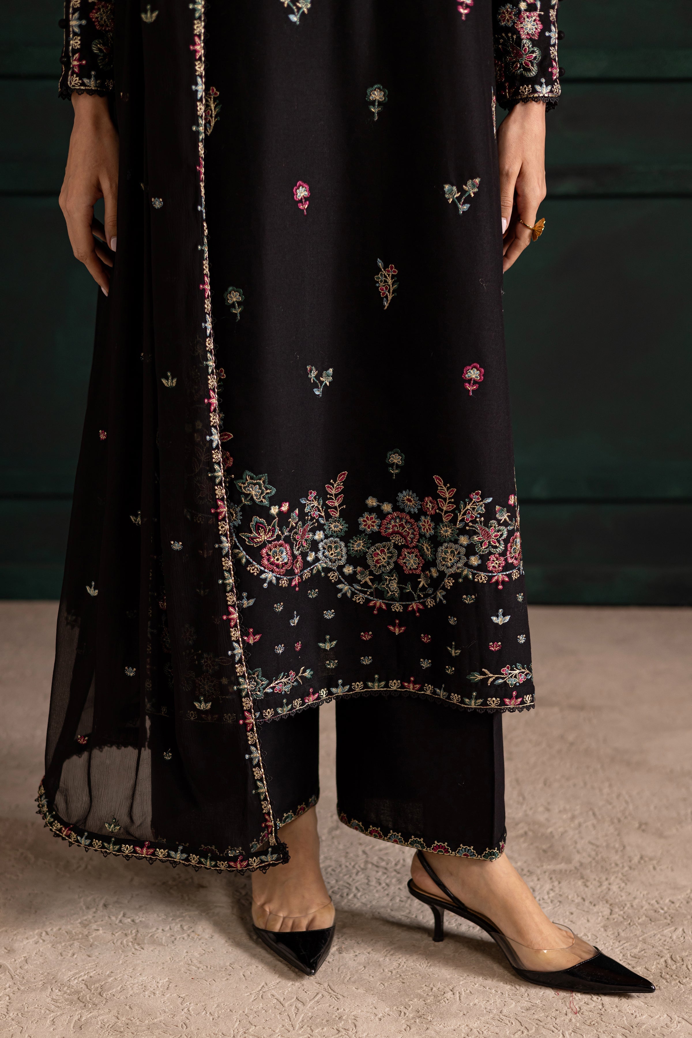 Night Flower – Embroidered Lawn 3 Piece Suit
