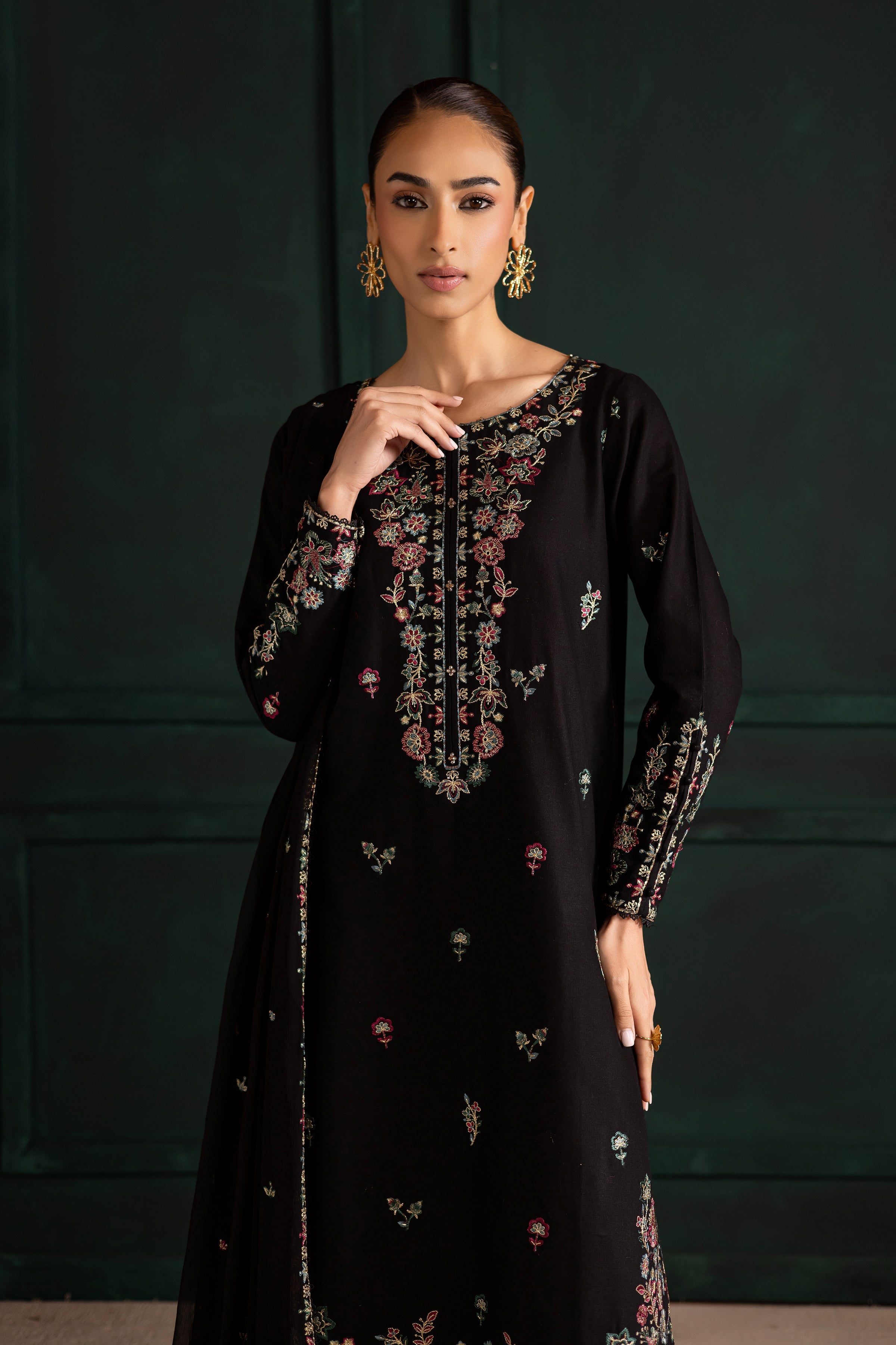 Night Flower – Embroidered Lawn 3 Piece Suit