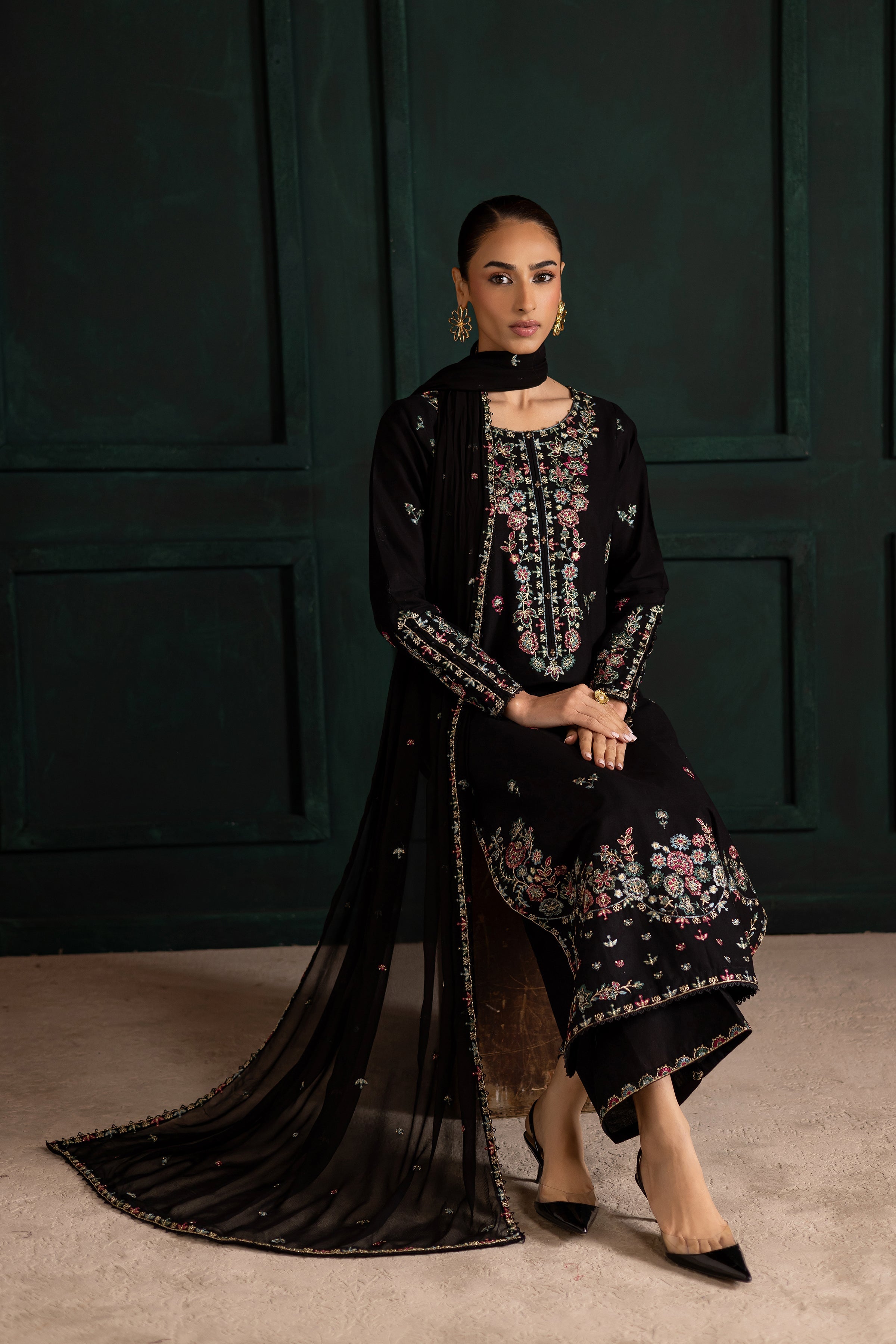 Night Flower – Embroidered Lawn 3 Piece Suit
