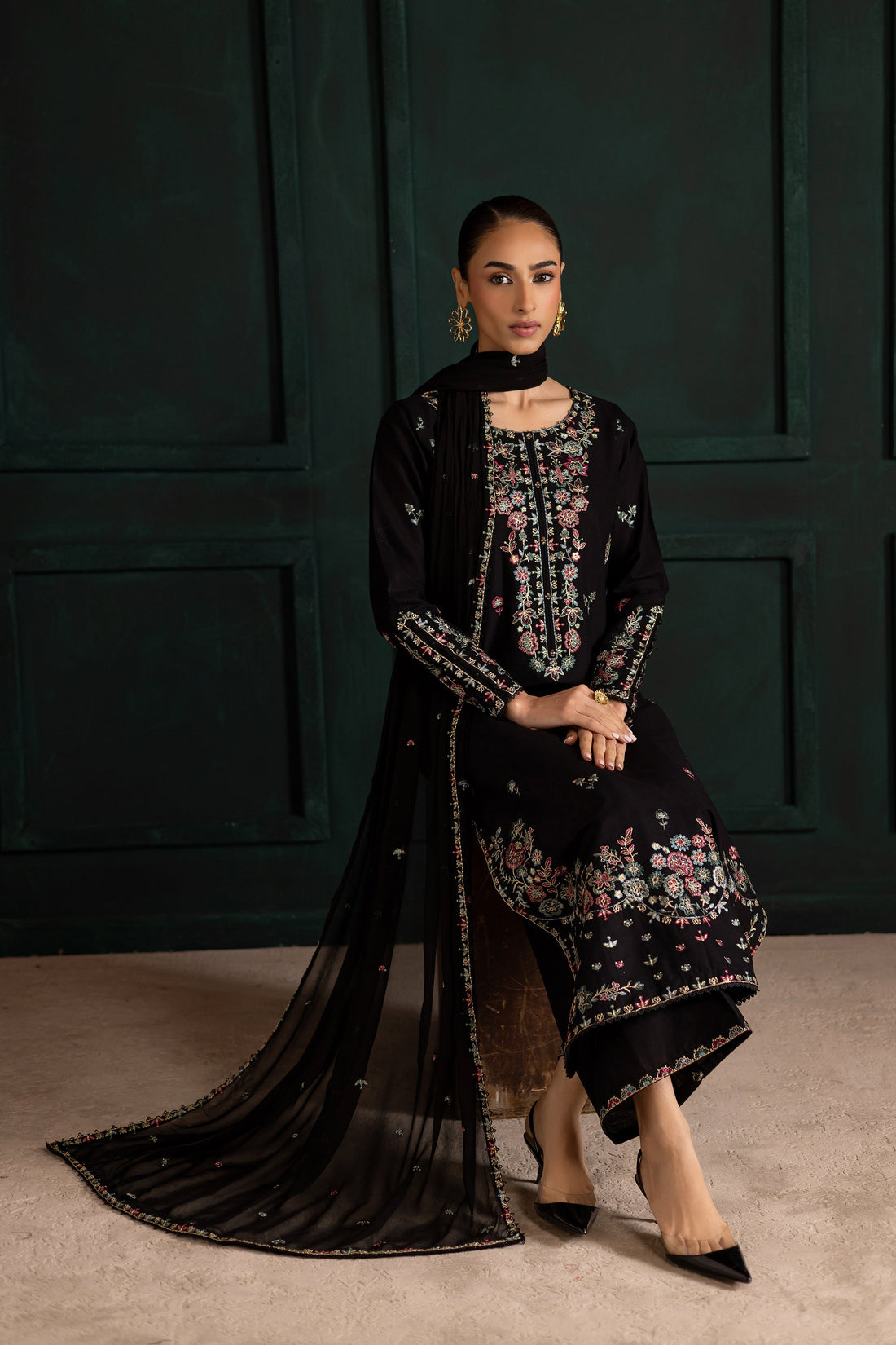 Night Flower – Embroidered Lawn 3 Piece Suit